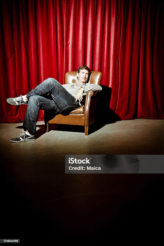 Actor sentado en un sillón - Foto de stock de Actor libre de derechos
