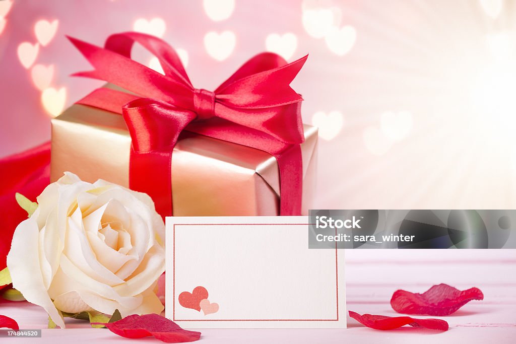 Decorazioni di San Valentino su sfondo rosa brillante - Foto stock royalty-free di Amore
