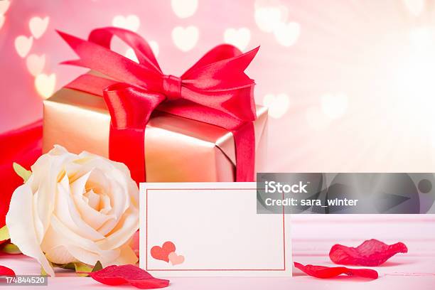Decorazioni Di San Valentino Su Sfondo Rosa Brillante - Fotografie stock e altre immagini di Amore