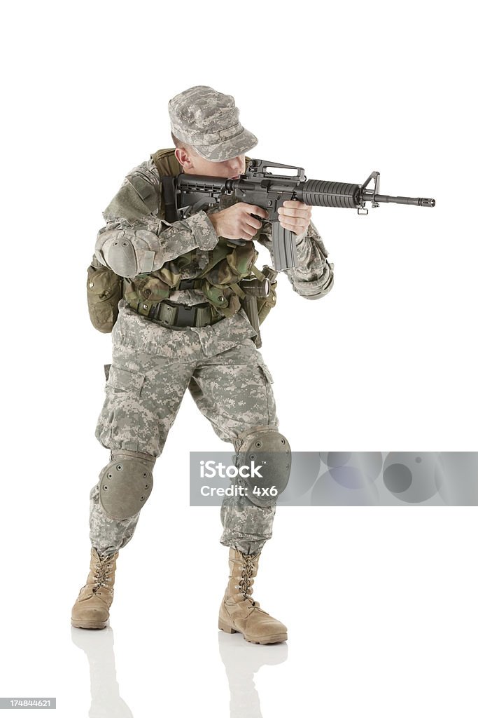 Soldado apontando com um rifle - Royalty-free 18-19 Anos Foto de stock