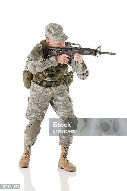 Soldado Apontando Com Um Rifle - Fotografias de stock e mais imagens de 18-19 Anos - 18-19 Anos, Adulto, Apontar