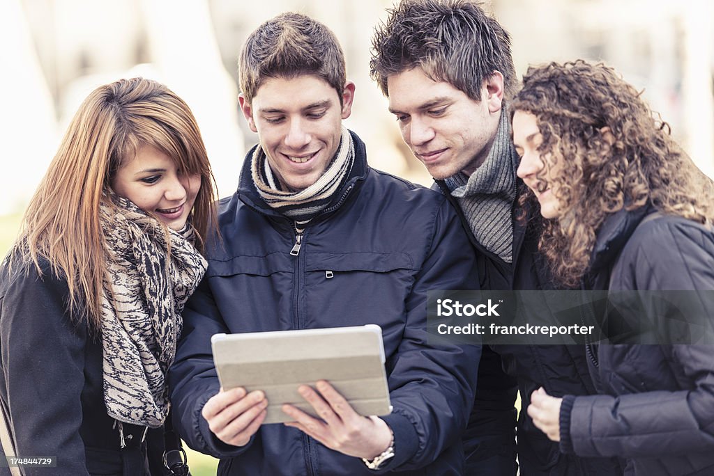 Amigos ao ar livre Felicidade com tablet digital - Royalty-free 20-29 Anos Foto de stock