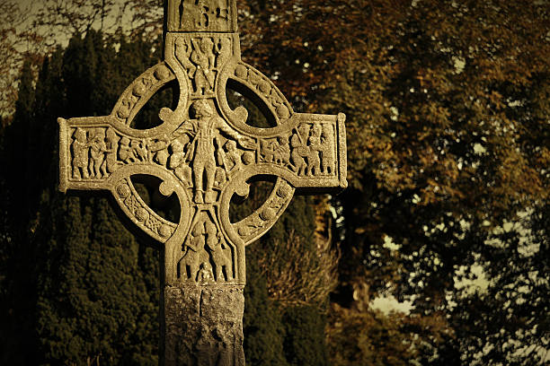 haut en monasterboice cross - celtic cross republic of ireland cross shape cross photos et images de collection