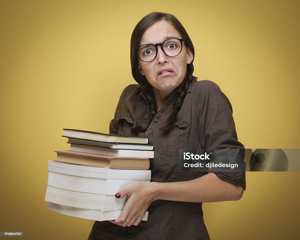 Geek étudiant avec des livres en mains - Photo de Bibliothécaire libre de droits