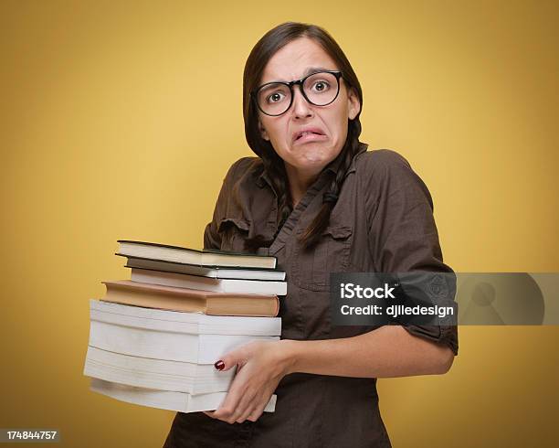 Croma Aluno Com Muitos Livros Em Suas Mãos - Fotografias de stock e mais imagens de Bibliotecário - Bibliotecário, Humor, Adolescente