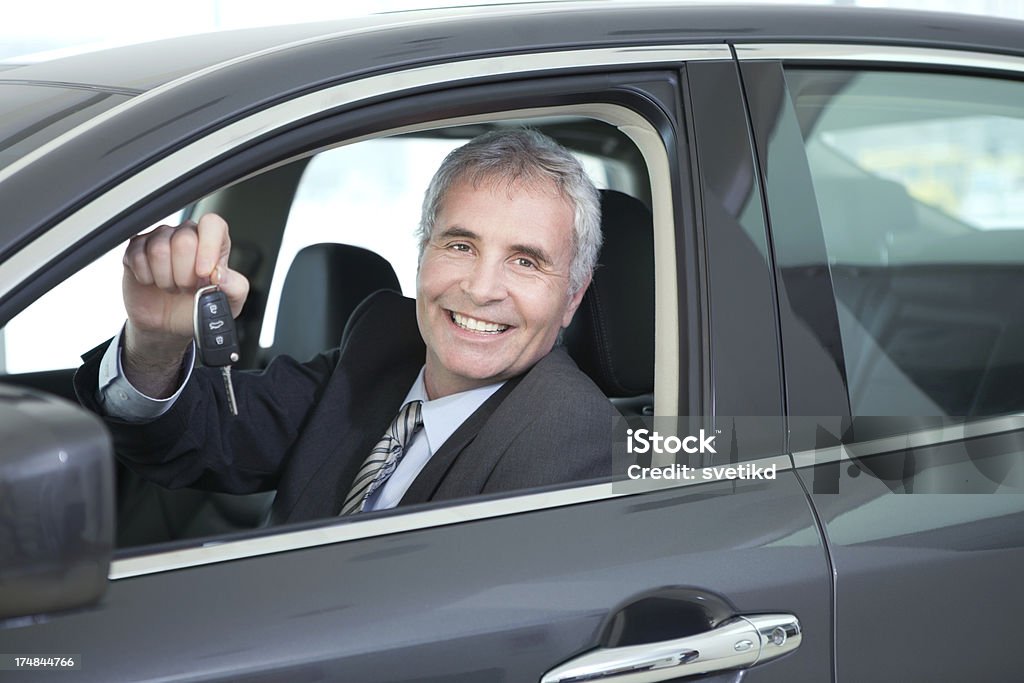 Des hommes d'âge mûr achat de voiture. - Photo de Clé de voiture libre de droits