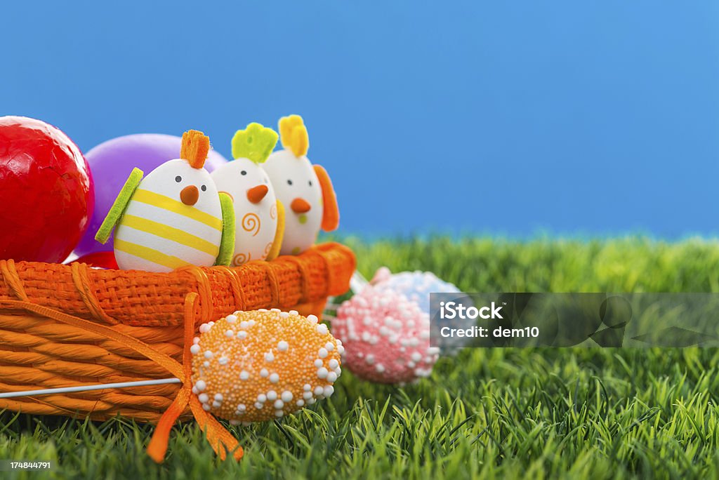 Ostern-Korb mit farbigen Eiern - Lizenzfrei Feiern Stock-Foto