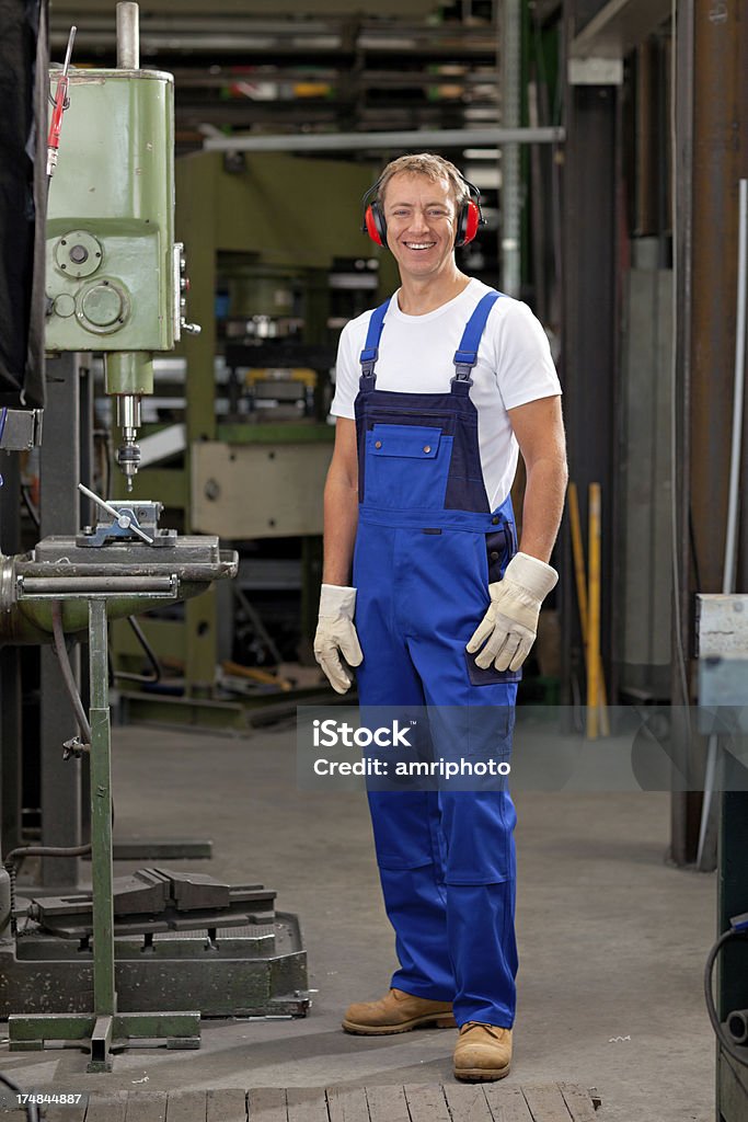 Sonriendo artesano en fábrica de trabajo de la habitación - Foto de stock de Adulto libre de derechos