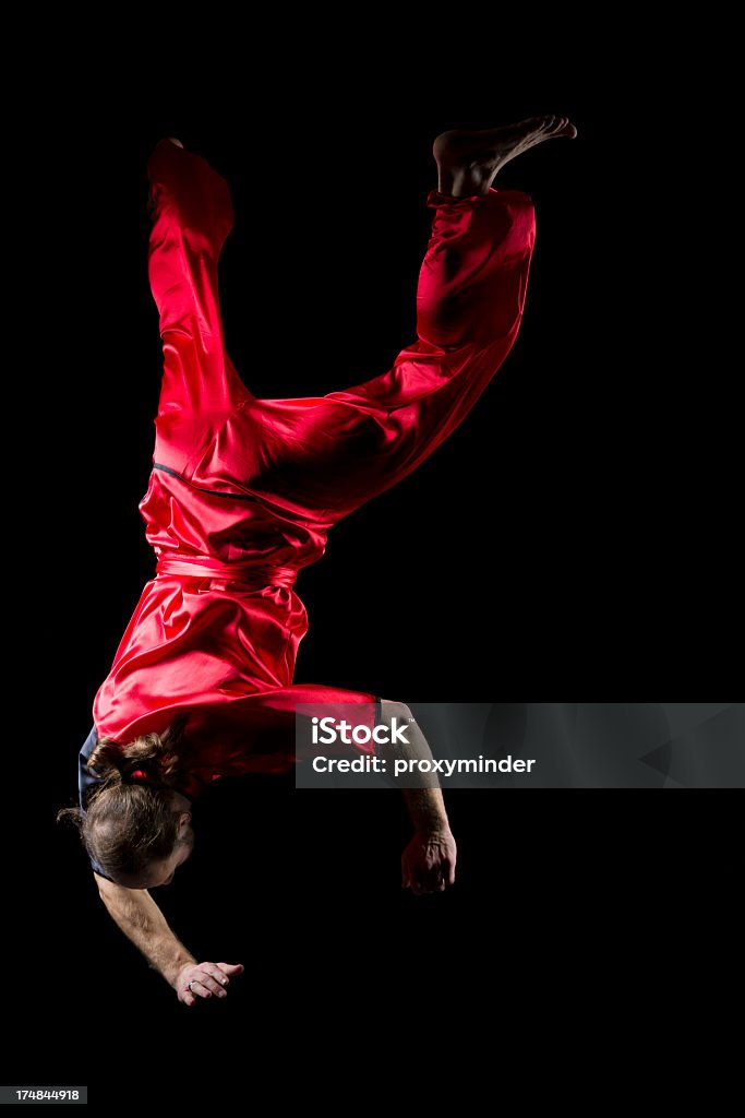 Человек, падающие вверх ногами в midair - Стоковые фото Вверх ногами роялти-фри