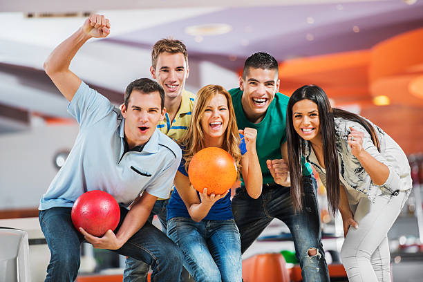 preisgekrönte verzückt bowling-team. - bowling holding bowling ball hobbies stock-fotos und bilder