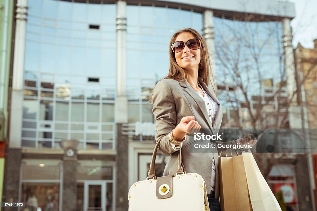 Lächelnd Mädchen mit Einkaufstasche - Lizenzfrei Attraktive Frau Stock-Foto