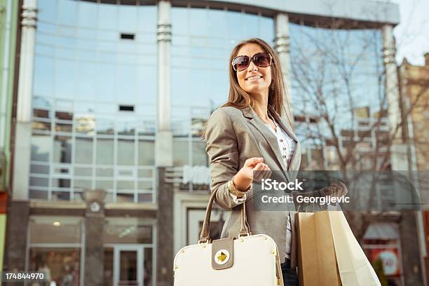 Lächelnd Mädchen Mit Einkaufstasche Stockfoto und mehr Bilder von Attraktive Frau - Attraktive Frau, Aufregung, Cool und Lässig