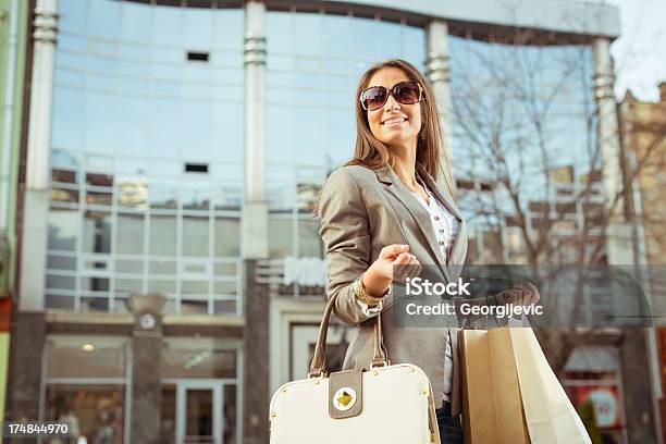 Foto de Garota Sorridente Com Sacos De Compras e mais fotos de stock de Adulto - Adulto, Andar, Bolsa - Objeto manufaturado