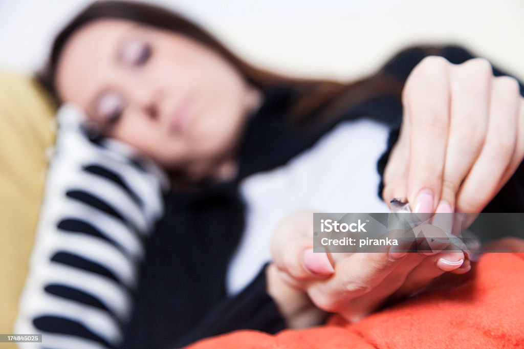 멀미용 젊은 여자 환약 복용 - 로열티 프리 감기바이러스 스톡 사진