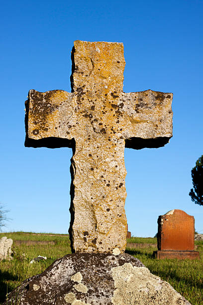 пустой headstone cross - old cross shape stone weathered стоковые фото и изображения