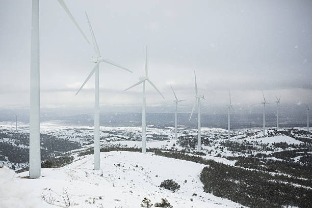 windturbinen auf einem verschneiten hang. - landscape alternative energy scenics farm stock-fotos und bilder