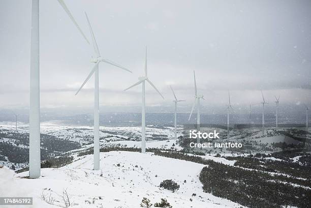 Turbine Eoliche Su Una Montagna Innevata - Fotografie stock e altre immagini di Turbina a vento - Turbina a vento, Neve, Inverno