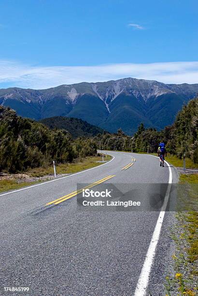 Tramper Geht Auf Straße In Nelson Lakes National Park Neuseeland Stockfoto und mehr Bilder von Region Nelson - Neuseeland