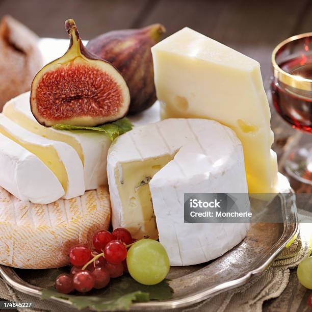 Piatto Di Formaggi - Fotografie stock e altre immagini di Ambientazione interna - Ambientazione interna, Antipasto, Antipasto misto