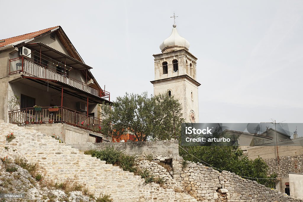 Pared de piedra y mediterráneo bell tower, la iglesia de fachadas Croacia - Foto de stock de Aire libre libre de derechos