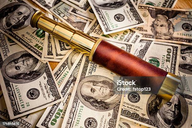 Photo libre de droit de Télescope Dans Un Tas De 100 Us Dollar Bills Table banque d'images et plus d'images libres de droit de Benjamin Franklin