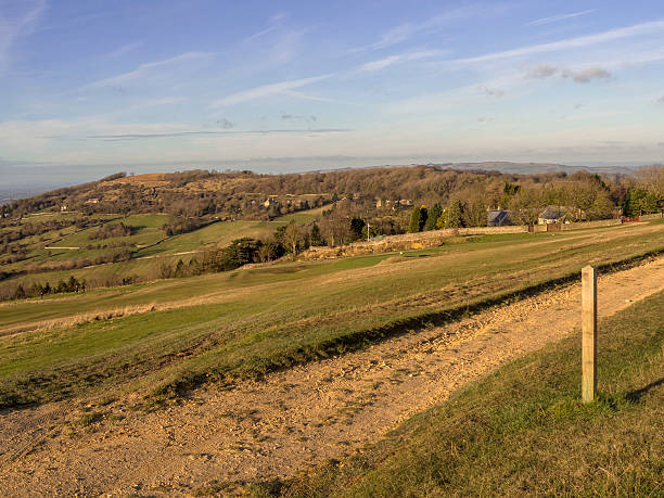 cleeve hill - hill cotswold grass moor photos et images de collection