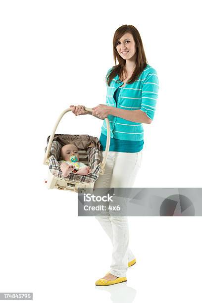 Madre Bambino Nel Cesto - Fotografie stock e altre immagini di 2-5 Mesi - 2-5 Mesi, Accudire, Adulto