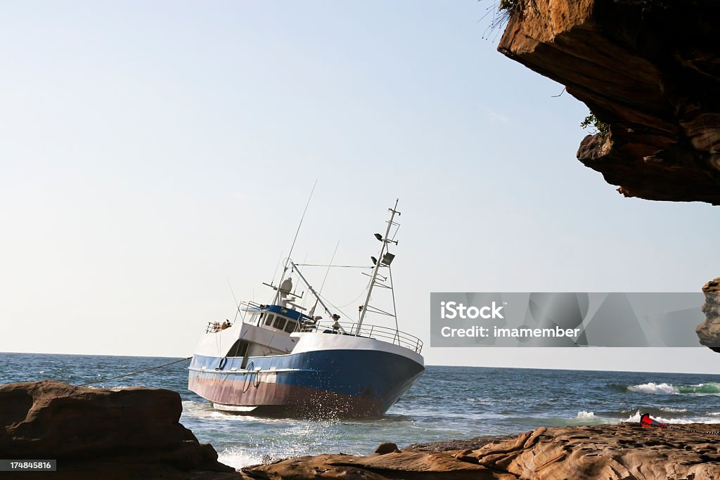 Bloqué Bateau de pêche sur la côte de rocks, espace de copie - Photo de Accident bénin libre de droits
