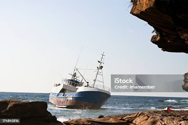 Photo libre de droit de Bloqué Bateau De Pêche Sur La Côte De Rocks Espace De Copie banque d'images et plus d'images libres de droit de Accident bénin