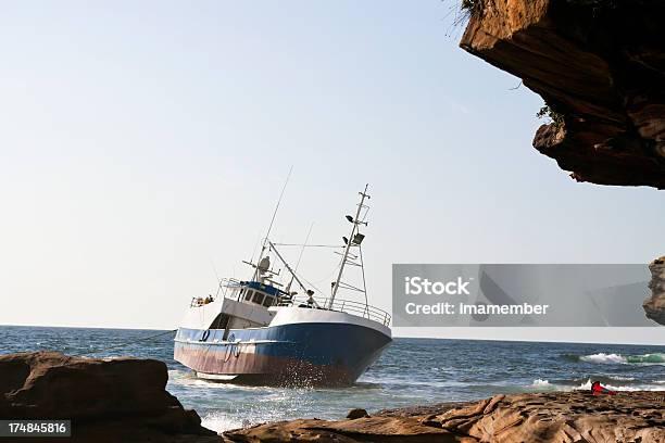 Niewykorzystana Połów Łódka Na Przybrzeżne Skały Miejsce Na Tekst - zdjęcia stockowe i więcej obrazów Australia