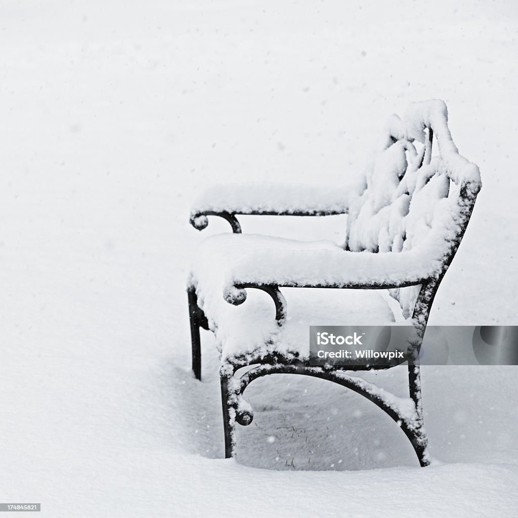 Banc de jardin d'hiver enneigé - Photo de Hiver libre de droits