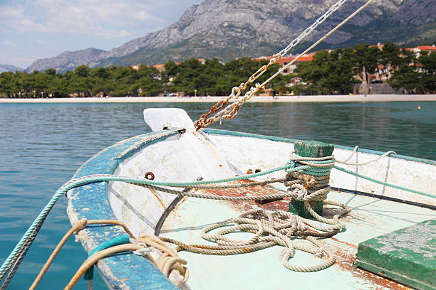 ocean bay e colorido amarração navio de postes de amarração com cordas croácia - moored nautical equipment circle rope - fotografias e filmes do acervo