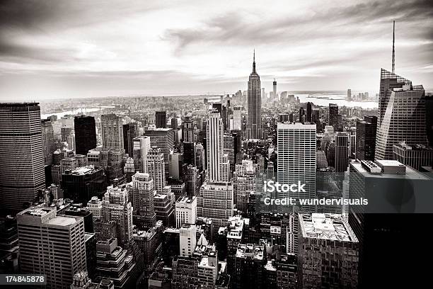 Foto de Vista Aérea De Manhattan Na Cidade De Nova York e mais fotos de stock de Acima - Acima, Alto contraste, Arranha-céu
