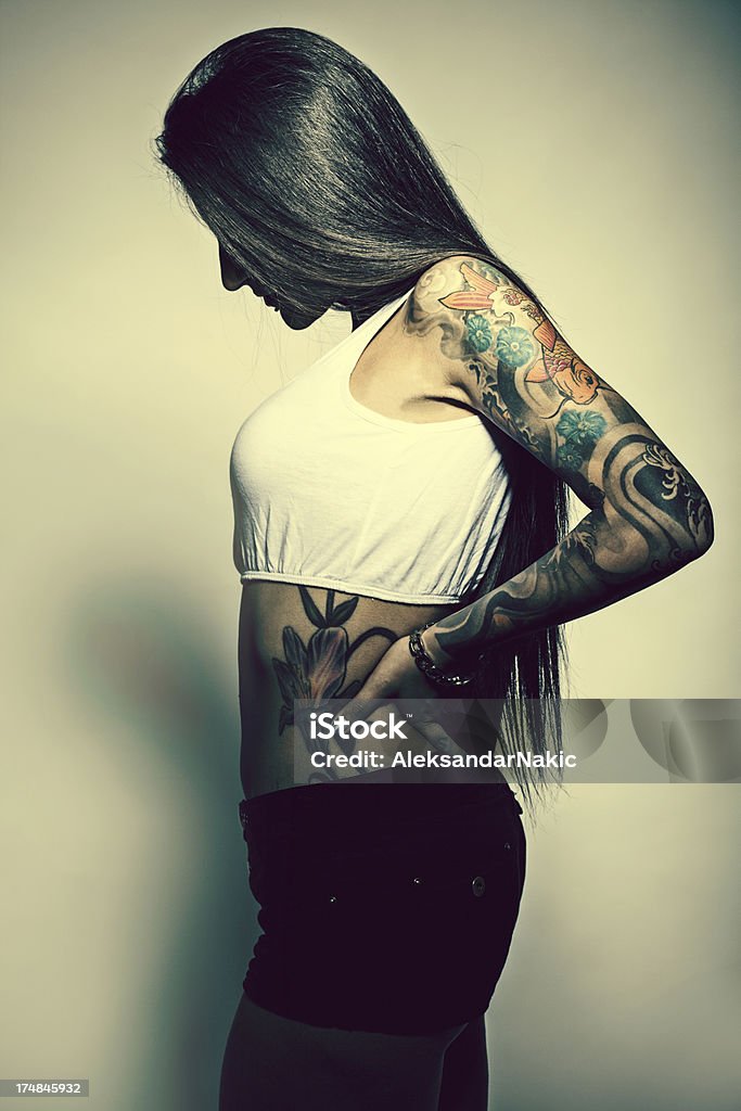 Chica con un tatuaje - Foto de stock de Adulto libre de derechos