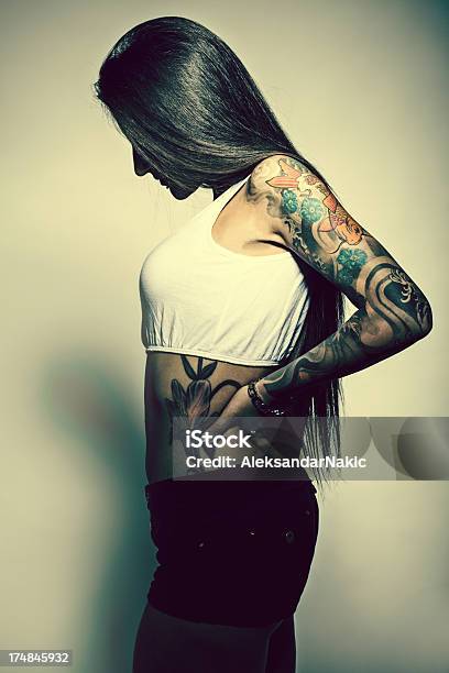 Chica Con Un Tatuaje Foto de stock y más banco de imágenes de Adulto - Adulto, Agujereado, Articulación humana