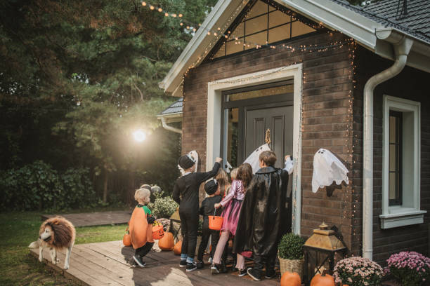 istock Halloween party at home 1748459386