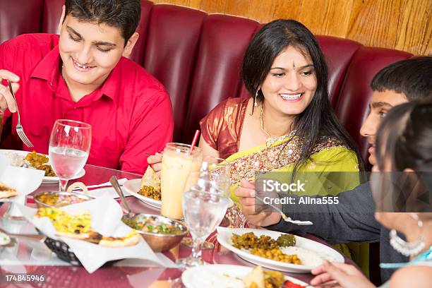 Мать Наслаждаясь Ужин С Ее Детьми В Индийский Ресторан — стоковые фотографии и другие картинки Индийского происхождения