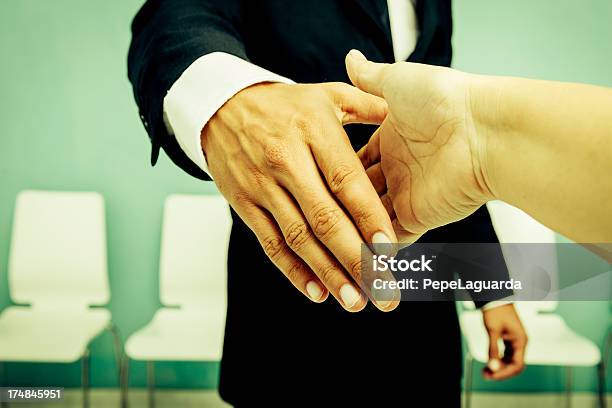Aperto De Mão - Fotografias de stock e mais imagens de Acordo - Acordo, Adulto, Apertar a Mão