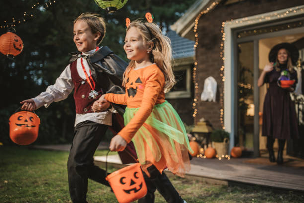 istock Halloween party at home 1748459922