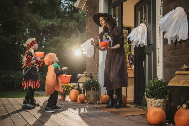 istock Halloween party at home 1748459925