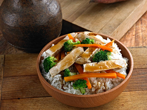 frango teriyaki - teriyaki broccoli carrot chicken imagens e fotografias de stock