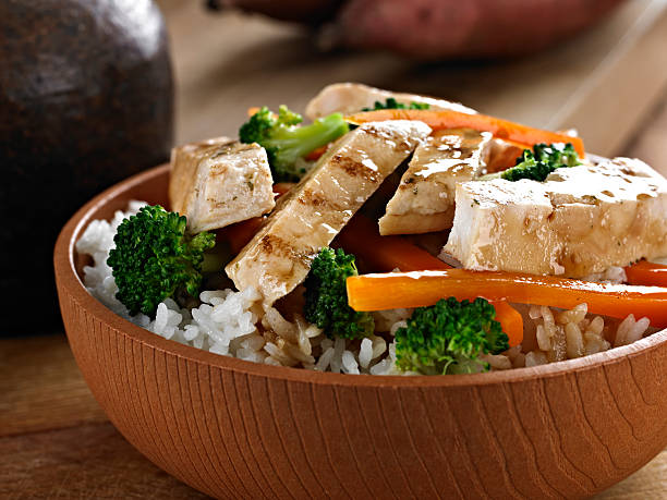 frango teriyaki - teriyaki broccoli carrot chicken imagens e fotografias de stock