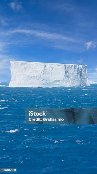 Antarktyda Giant Iceberg Pływająca - zdjęcia stockowe i więcej obrazów Antarktyda - Antarktyda, Bez ludzi, Chłodny