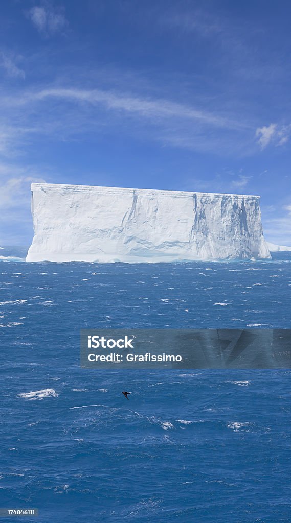 Antártica gigante iceberg flutuante - Foto de stock de Antártica royalty-free