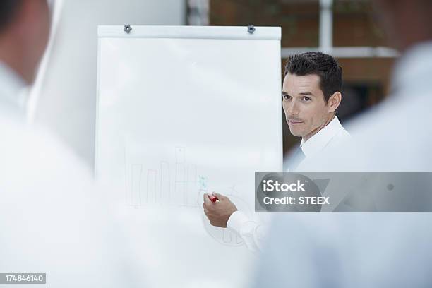 Apresentar O Conceito - Fotografias de stock e mais imagens de Adulto - Adulto, Aula de Formação, Autoconfiança