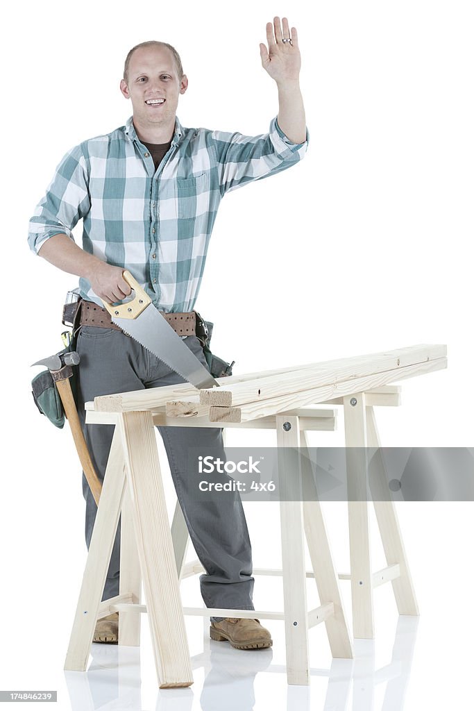Carpentiere Segare in legno e sventolare le mani tavole - Foto stock royalty-free di Adulto