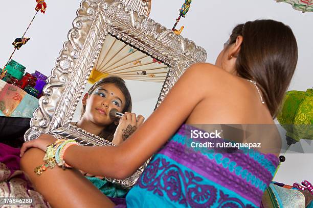 Hermosa Chica India Foto de stock y más banco de imágenes de 10-11 años - 10-11 años, 8-9 años, Acostado de lado