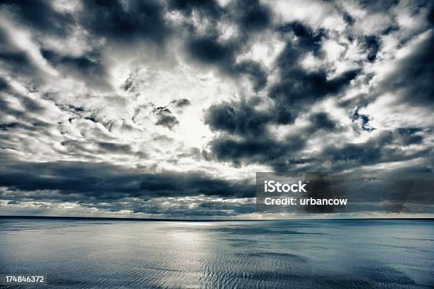 Drammatico Cielo Sopra Il Mare - Fotografie stock e altre immagini di Nube temporalesca - Nube temporalesca, Acqua, Acque calme