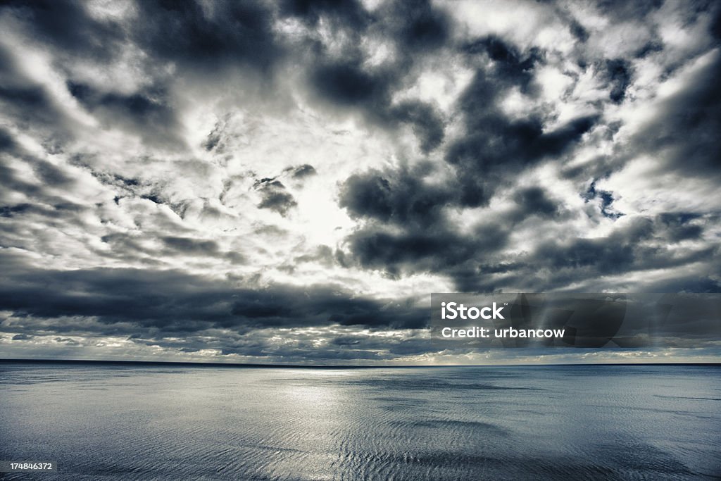 Céu Dramático sobre o mar - Foto de stock de Nuvem de Tempestade royalty-free