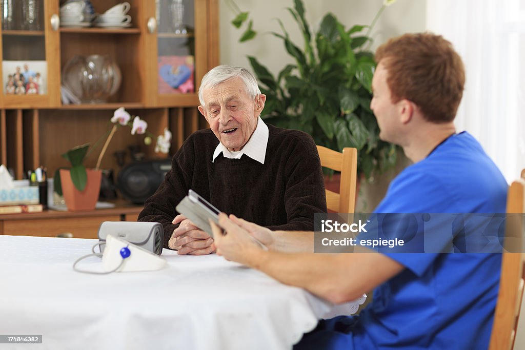 Infirmier visite Senior Patiente à la maison - Photo de Aide familiale libre de droits